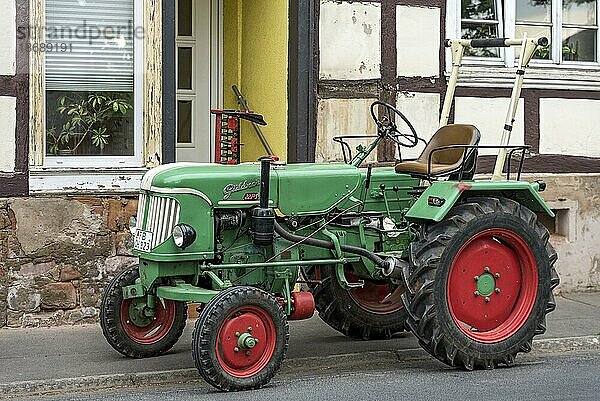 Oldtimer Traktor Güldner ABS 22 PS  Baujahr 1955 bis 1958  Bauerndorf mit Fachwerkhäusern  Bleichenbach  Ortenberg  Hessen  Deutschland  Europa