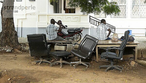 gute Staatsführung. Kaputte Bürostühle im Hof des Außenministeriums in Lome  Togo  13.06.2021.  Lome  Togo  Symbolbild zum Thema  Afrika