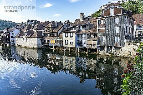 Häuser der Altstadt am Fluss Loue in Ornans  Bourgogne-Franche-Comté  Frankreich  Europa