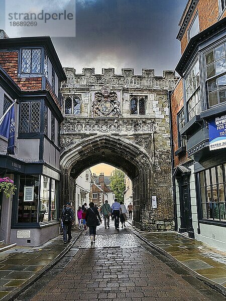 Tor in der High Street  Fußgängerzone  Salisbury  Wiltshire  England  Großbritannien  Europa
