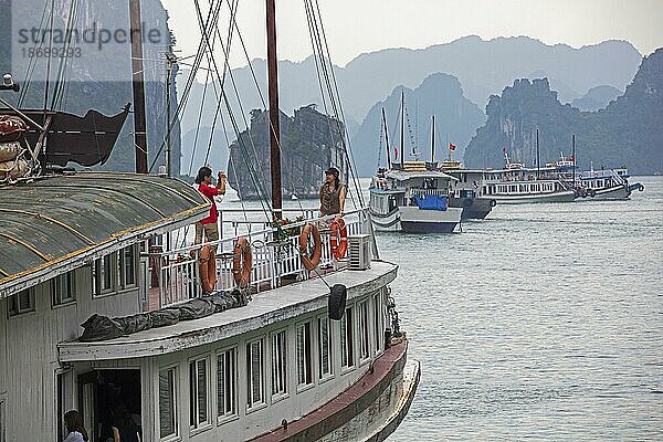 Touristenboote und monolithische Kalksteininseln in der Ha Long Bucht  Halong Bucht  Vinh Ha Long  Provinz Quang Ninh  Vietnam  Asien