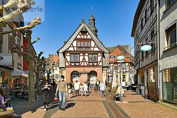 Straße mit traditionellen Fachwerkhäusern in der historischen Altstadt von Hofheim voller Menschen an einem sonnigen Tag  Hofheim  Deutschland  Europa