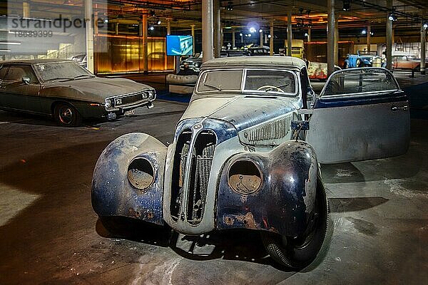 Verrostetes und verstaubtes 1938 BMW 327 28 Touring Coupé  deutscher Oldtimer  in schlechtem Zustand und bereit  in der Garage restauriert zu werden