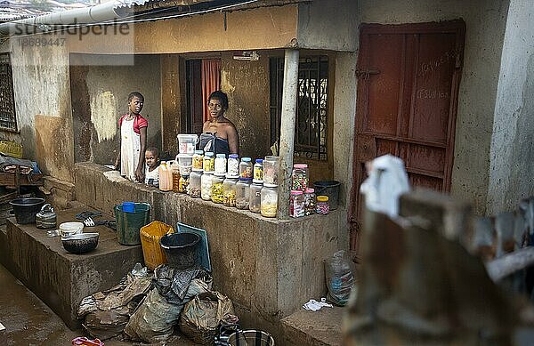Ladenbesitzerin auf der Bomeh Village auf der KissyRoad Müllkippe  Freetown  15.06.2021.  Sierra Leone  Afrika