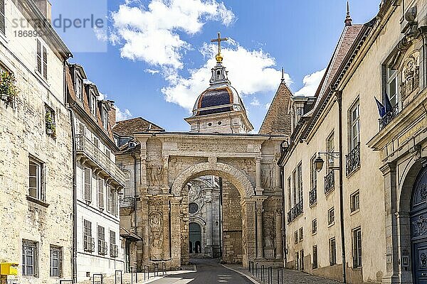 Der gallisch-römische Triumphbogen Porte Noire und die St.-Johannes Kathedrale in Besancon  Bourgogne-Franche-Comté  Frankreich  Europa