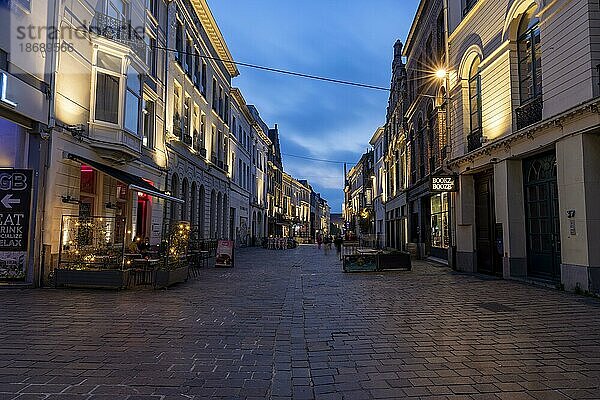 Hoogport  Gasse in der Innenstadt  Abendstimmung  Gent  Belgien  Europa