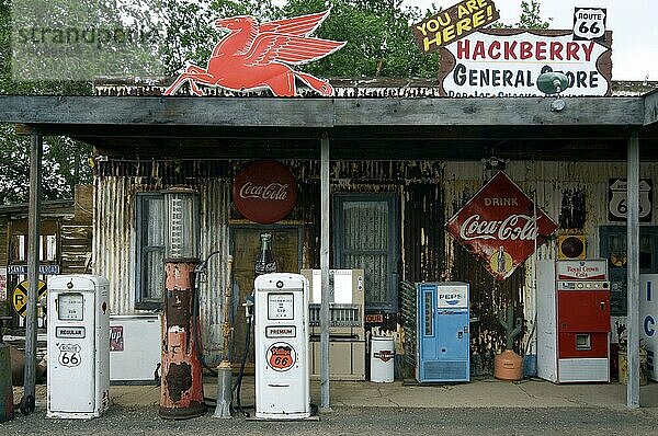Vintage Tanksäulen an der Tankstelle des General Store entlang der historischen Route 66 in der Geisterstadt Hackberry in Arizona  USA  Nordamerika