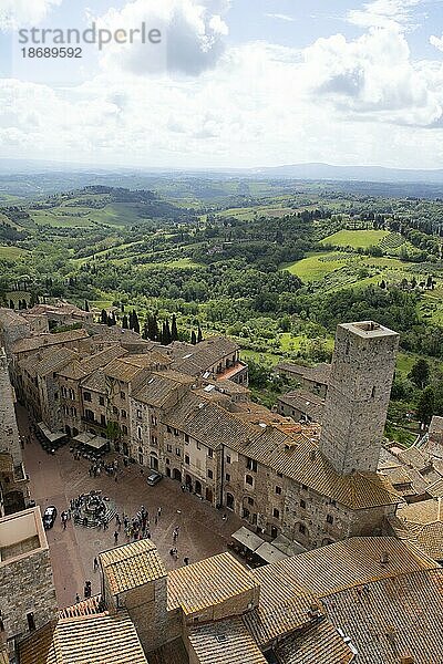 Blick vom Torre Grossa auf die Dächer von San Gimignano  Provinz Siena  Toskana  Italien  Europa