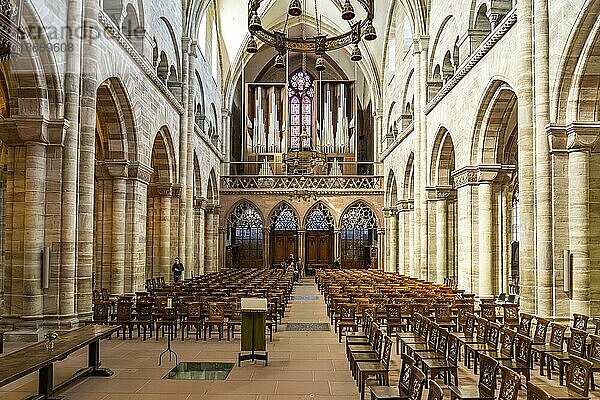 Innenraum und Orgel des Basler Münster in Basel  Schweiz  Europa