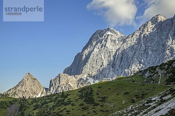 Dachsteinsüdwandhütte auf der Südseite des Hohen Dachsteins in den Nördlichen Kalkalpen  Obersteiermark  Steiermark  Österreich  Europa