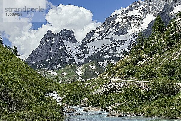 Wanderer auf dem Weg zu den Kalksteinpyramiden im Val Veny in den italienischen Alpen  Italien  Europa