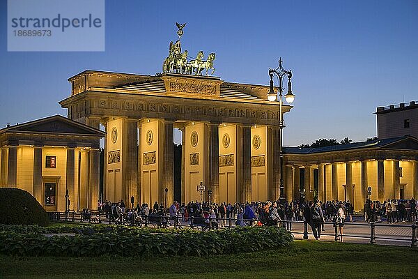 Brandenburger Tor  Pariser Platz  Mitte  Berlin  Deutschland  Europa