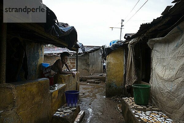 Bomeh Village auf der KissyRoad Müllkippe  Freetown  15.06.2021. Auf den Müllbergen der Stadt haben die Ärmsten der Armen angefangen zu siedeln. Sie leben über giftigen Dämpfen und mit verdrobenem Wasser.  Sierra Leone  Afrika