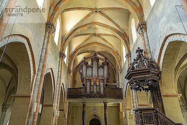 Innenraum und Orgel der Stiftskirche in Saint-Ursanne  Schweiz  Europa