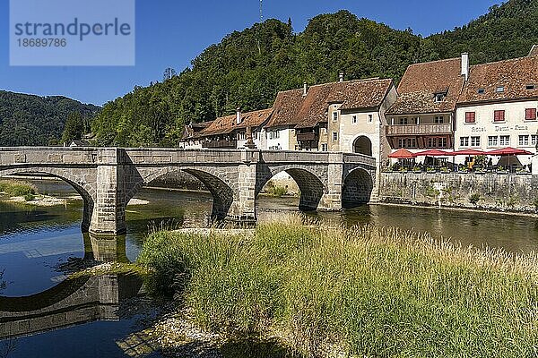 St-Jean Brücke und die historische Altstadt von Saint-Ursanne und der Fluss Doubs  Schweiz  Europa