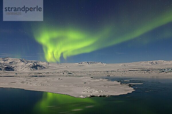 Nordlicht  Aurora borealis  Wetterphänomen mit natürlichem Lichtspiel über der Lagune Joekulsarlon im Winter  Island  Europa