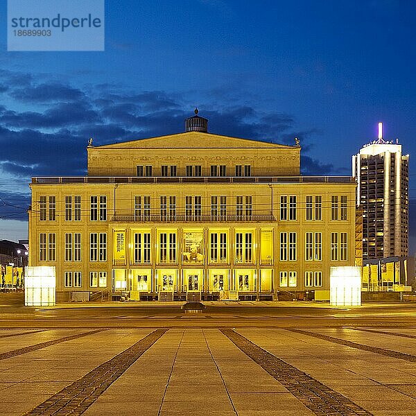 Oper am Abend mit Wintergartenhochhaus  Augustusplatz  Leipzig  Sachsen  Deutschland  Europa