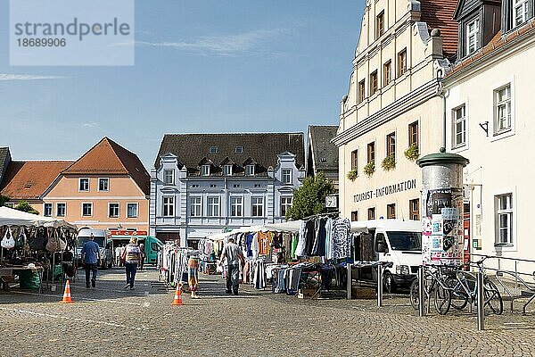 Marktplatz von Bad Belzig mit Touristinformation und Wochenmarkt.  Deutschland  Europa