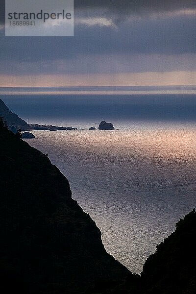 Madeira  stimmungsvoller Blick auf das Meer im Abendlicht  Madeira  Portugal  Europa