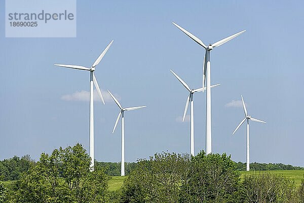 Symbolbild Windenergie  Energiewende  Windpark  Windkraftanlage  Windräder  Schwäbische Alb  Baden-Württemberg