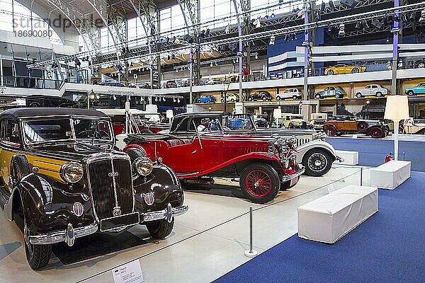 Sammlung klassischer Autos  antiker Fahrzeuge und Oldtimer in Autoworld  Oldtimermuseum Cinquantenaire Park in Brüssel  Belgien  Europa
