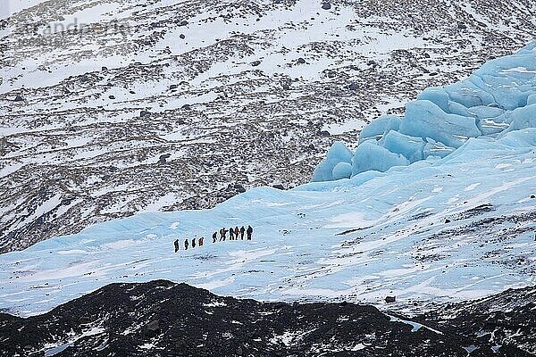 Touristen mit Führer beim Besuch des Gletschers Falljökull  Falljoekull im Winter in Austurland  Teil des Vatnajökull  der größten Eiskappe Islands