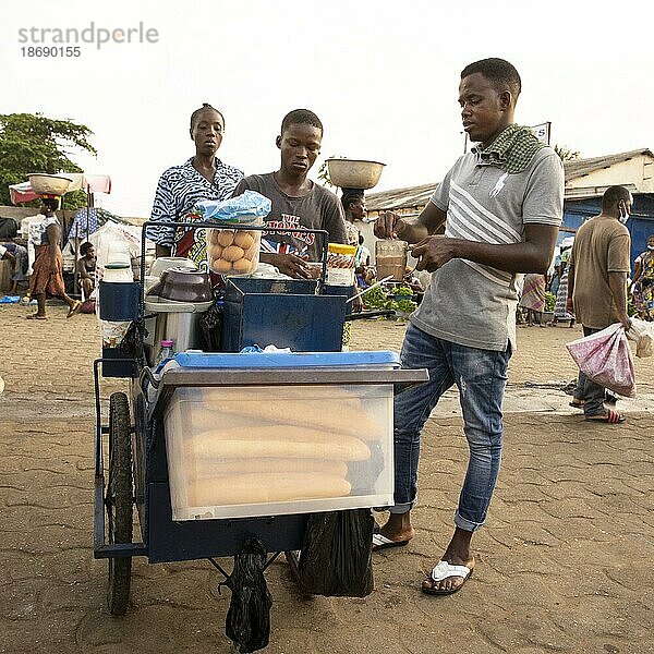 Straßenhändler verkauft Baguette Eier und Kaffee auf einem Markt in Lome  15.06.2021.  Lome  Togo  Afrika