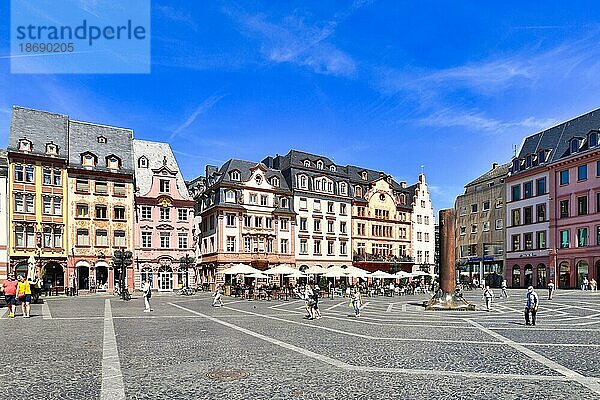 Alter Marktplatz im historischen Stadtzentrum von Mainz an einem sonnigen Sommertag  Mainz  Deutschland  Europa