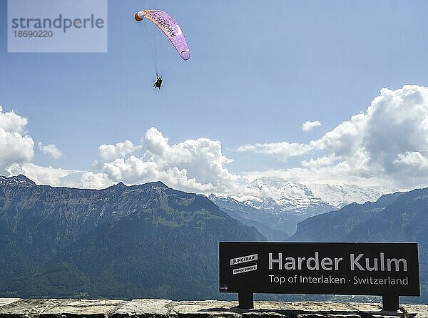 Gleitschirmflieger Schriftzug Harder Kulm  Interlaken  Schweiz  Europa