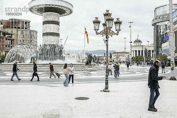 Skopje  Nordmazedonien  Straßenszene auf dem Macedonia Square in Skopje  16.10.2021. Copyright