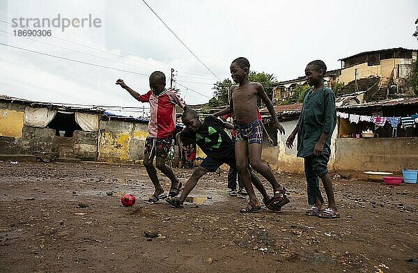 Bomeh Village auf der KissyRoad Müllkippe  Freetown  15.06.2021. Auf den Müllbergen der Stadt haben die Ärmsten der Armen angefangen zu siedeln. Sie leben über giftigen Dämpfen und mit verdrobenem Wasser.  Sierra Leone  Afrika