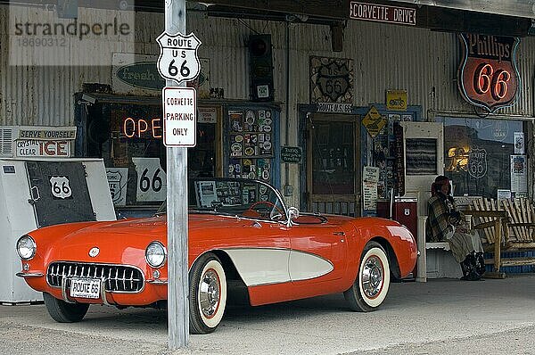 Alter Corvetteoldtimer an der Zapfsäule des General Store entlang der historischen Route 66 in der Geisterstadt Hackberry in Arizona  USA  Nordamerika