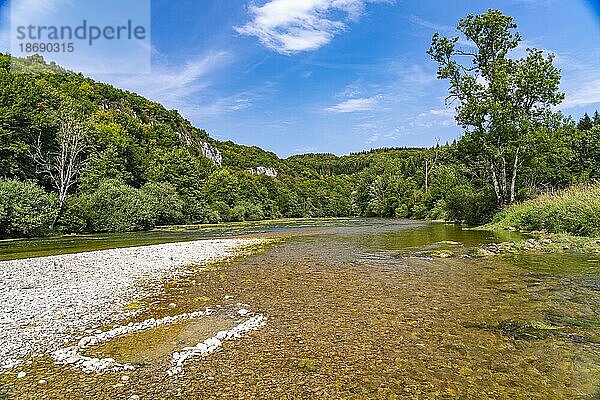 Flusslandschaft im Tal des Loue bei Lizine  Bourgogne-Franche-Comté  Frankreich  Europa