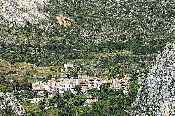 Das Dorf Rougon am Eingang zu den Gorges du Verdon  Schlucht des Verdon  Alpes de Haute Provence  Provence Alpes Côte d'Azur  Frankreich  Europa