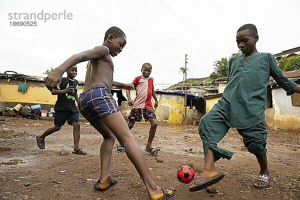 Kinder spielen Fussball in Bomeh Village auf der KissyRoad Müllkippe  Freetown  15.06.2021. Auf den Müllbergen der Stadt haben die Ärmsten der Armen angefangen zu siedeln. Sie leben über giftigen Dämpfen und mit verdrobenem Wasser.  Sierra Leone  Afrika