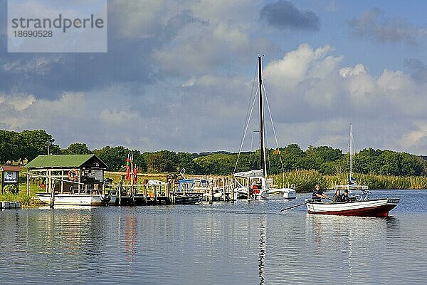 Moritzdorfer Personenfähre über die Baaber Bek auf der Insel Rügen  Rügen  Ruderboot zwischen Baabe und Sellin in MecklenburgVorpommern Deutschland