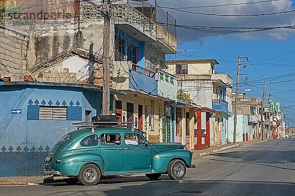 Klassisches amerikanisches Auto auf der Straße in der Stadt Santa Clara  Provinz Villa Clara auf der Insel Kuba  Karibik