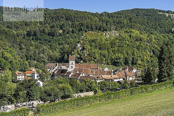 Die historische Altstadt von Saint-Ursanne aus der Luft gesehen  Schweiz  Europa
