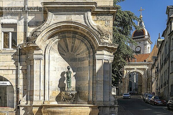 Brunnen in der Altstadt und die St.-Johannes Kathedrale in Besancon  Bourgogne-Franche-Comté  Frankreich  Europa