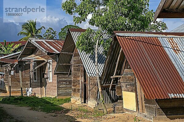Holzhäuser  Hütten mit Wellblechdächern im Dorf Aurora  Bezirk Sipaliwini  Suriname  Surinam  Südamerika