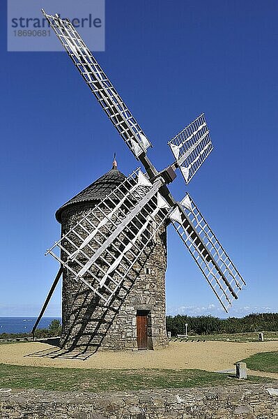 Moulin de Craca  eine traditionelle Steinwindmühle in Plouézec  Bretagne  Frankreich  Europa