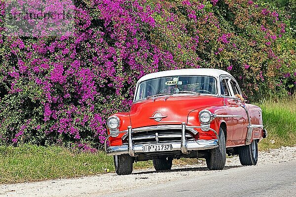 Roter Oldsmobile 88 amerikanischer Oldtimer aus den 1950er Jahren  der als kubanisches Taxi benutzt wird  Provinz Sancti Spíritus auf der Insel Kuba  Karibik
