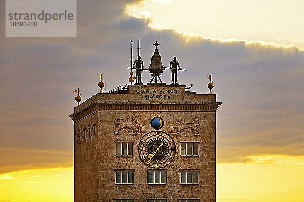 Uhrturm  Turmuhr und Schlagwerk mit Glockenmännern  Krochhochhaus  Ägyptisches Museum der Universität Leipzig  Sachsen  Deutschland  Europa
