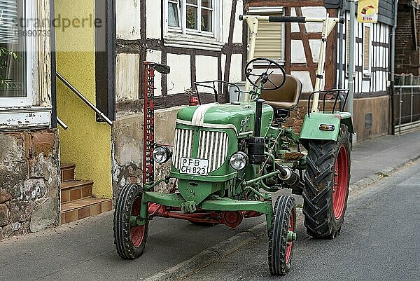 Oldtimer Traktor Güldner ABS 22 PS  Baujahr 1955 bis 1958  Bauerndorf mit Fachwerkhäusern  Bleichenbach  Ortenberg  Hessen  Deutschland  Europa