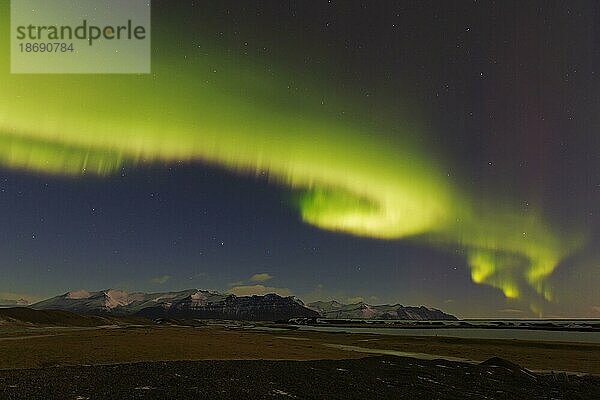 Nordlicht  Aurora borealis  Polarlicht  Wetterphänomen mit natürlichem Lichtspiel über Hornafjörður im Winter  Austurland  Island  Europa