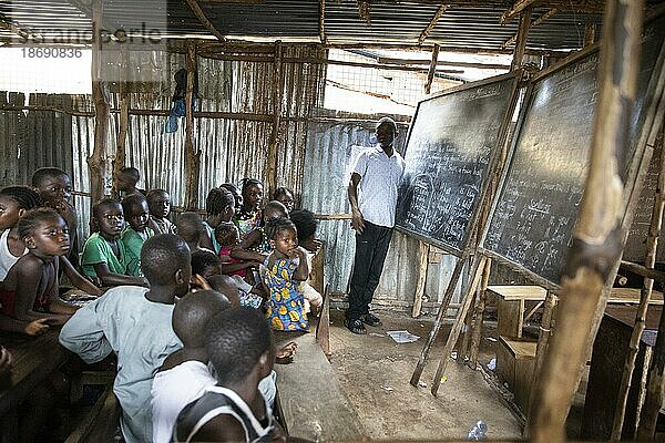 Schule in Bomeh Village auf der KissyRoad Müllkippe  Freetown  15.06.2021. Auf den Müllbergen der Stadt haben die Ärmsten der Armen angefangen zu siedeln. Sie leben über giftigen Dämpfen und mit verdrobenem Wasser.  Sierra Leone  Afrika