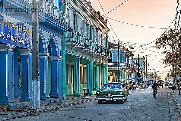 Klassischer amerikanischer Dodge Mayfair aus den 1950er Jahren fährt bei Sonnenuntergang durch die Straße in der Stadt Colón  Provinz Matanzas auf der Insel Kuba