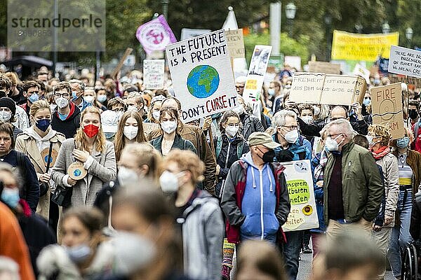 Berlin  Deutschland  Demonstranten protestieren anlässlich des Globalen Klimastreiks für mehr Klimagerechtigkeit in Berlin  Europa