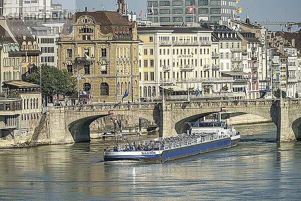 Frachtschiff Kaaiman auf dem Rhein an der Mittleren Brücke in Basel  Schweiz  Europa