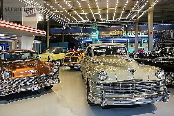 1948 Chrysler New Yorker Cabriolet und 1956 Chevrolet Nomad in Autoworld  Oldtimermuseum in Brüssel  Belgien  Europa